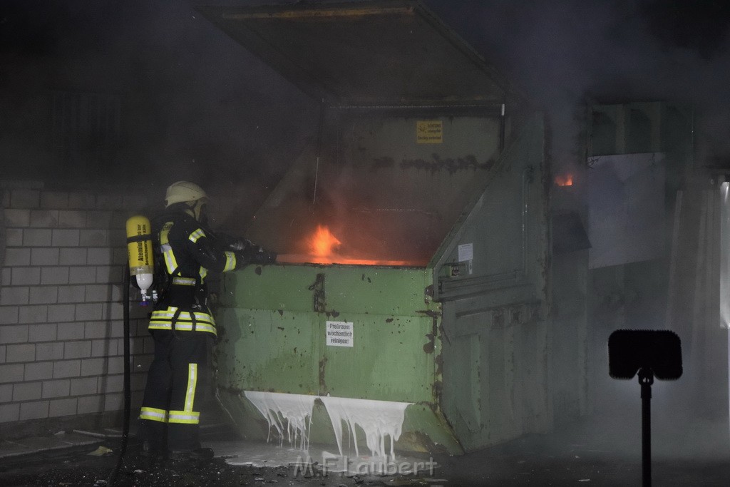 Feuer Papp Presscontainer Koeln Hoehenberg Bochumerstr P091.JPG - Miklos Laubert